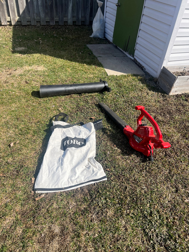Toro Corded Leaf Blower / Vacuum  in Lawnmowers & Leaf Blowers in Thunder Bay - Image 2