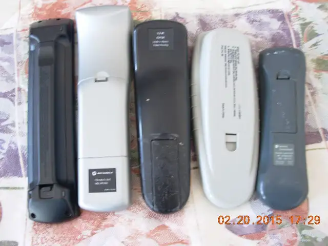 6 telecommandes/TV/VCR remotes, Hitachi,JVC,Univ,Star Choice, in General Electronics in Longueuil / South Shore - Image 3