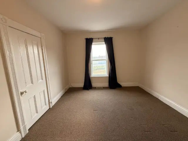 Master bedroom for rent in a spacious 3-bedroom townhouse in Room Rentals & Roommates in Peterborough - Image 11