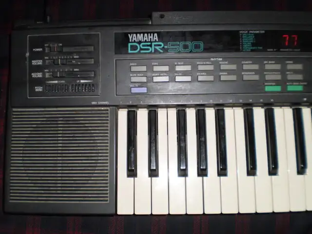 Yamaha Keyboard, Sustain Foot Pedal, Bench in Pianos & Keyboards in City of Toronto - Image 5
