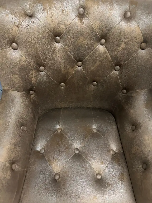 Brown chair in Chairs & Recliners in Charlottetown - Image 3