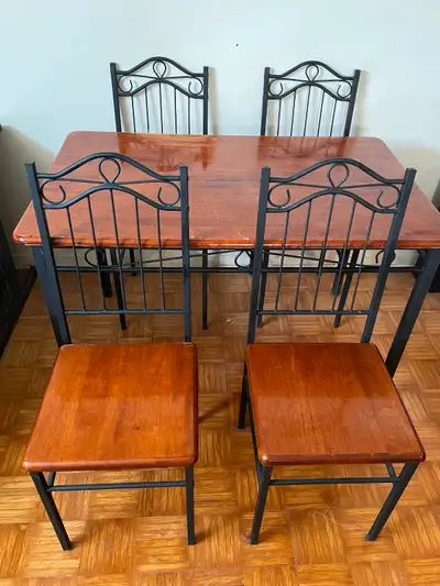 Table + 4 chaises à vendre!, View more