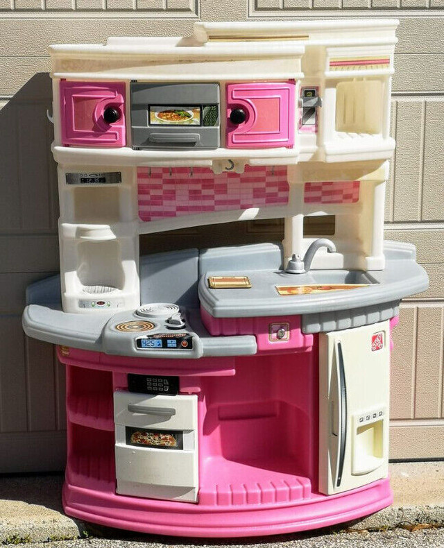 Step 2 Lifestyle Legacy Play Kitchen Pink in Toys & Games in Oshawa / Durham Region