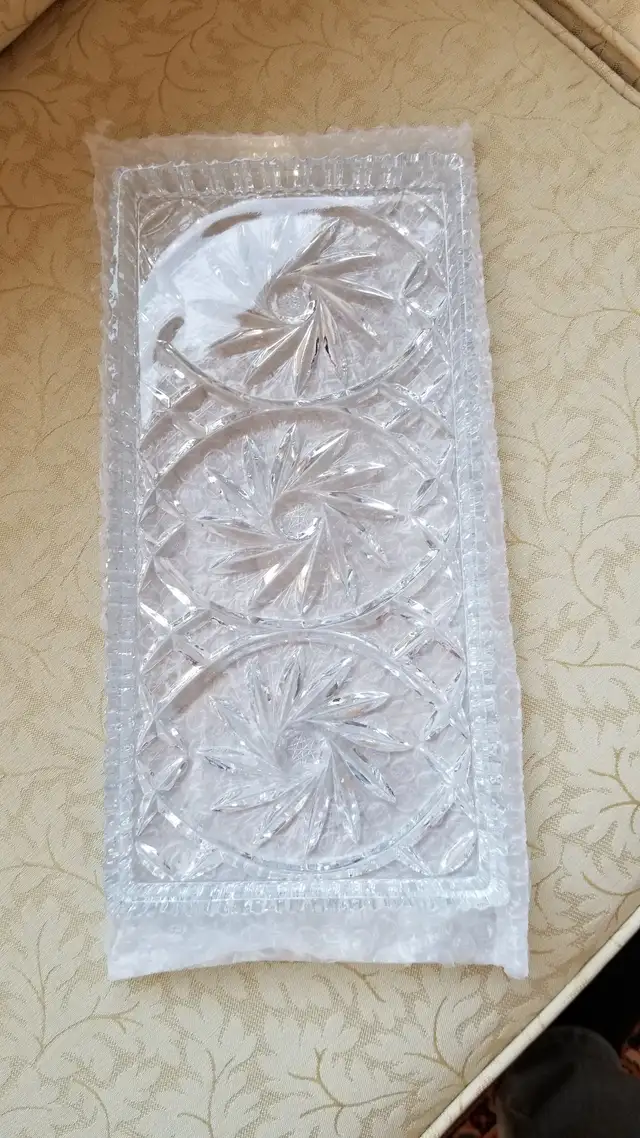 Vintage Crystal Serving Platter in Kitchen & Dining Wares in City of Montréal - Image 4