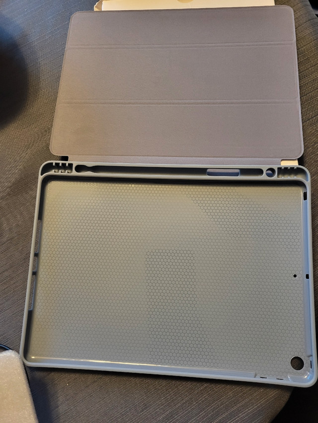 Tablet cover. 10.2 in iPad & Tablet Accessories in Calgary - Image 2
