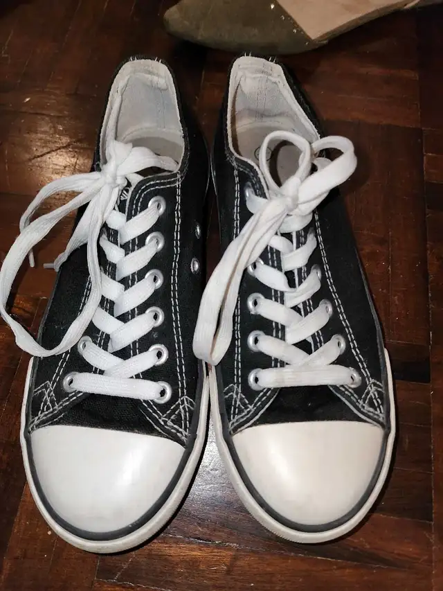 Lot of 50 Women & Boys Shoes Sizes 6-11 *NEW/EUC* in Multi-item in City of Toronto - Image 9