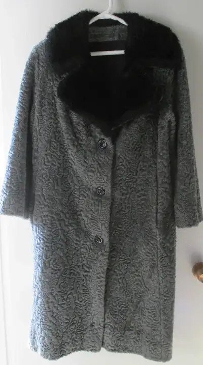 T15 Vintage Women’s Gray Coat with Faux Fur Collar Size Small, View more