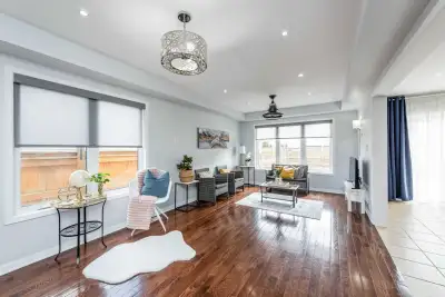 2 parking only Detached Home 3 bedrooms plus den 2.5 wahroom Main floor has kitchen, living room, ha...