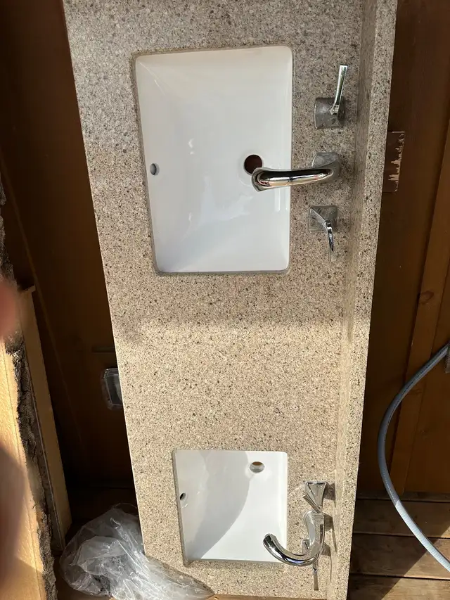 Quartz bathroom countertop (5') plus double sinks in Cabinets & Countertops in Gatineau - Image 3