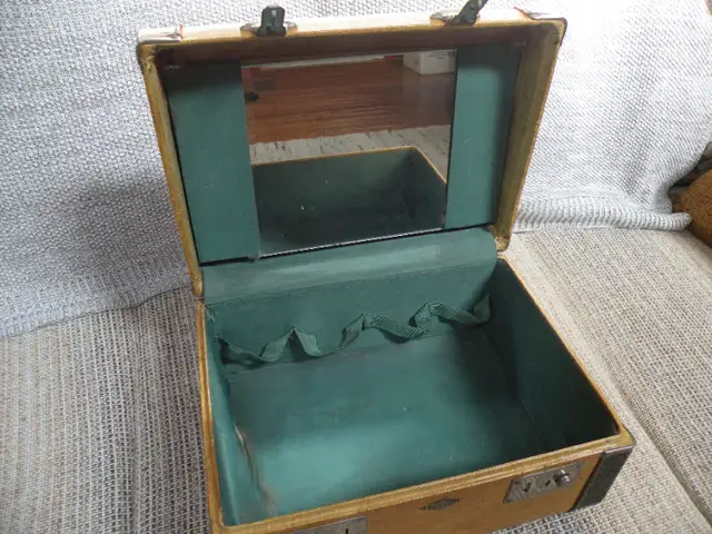 Vintage Tweed Travel Case Excellent Condition in Other in Woodstock - Image 10
