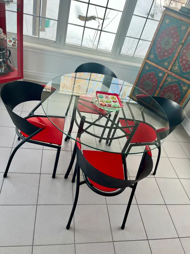 table et 4 chaises in Dining Tables & Sets in Longueuil / South Shore - Image 2