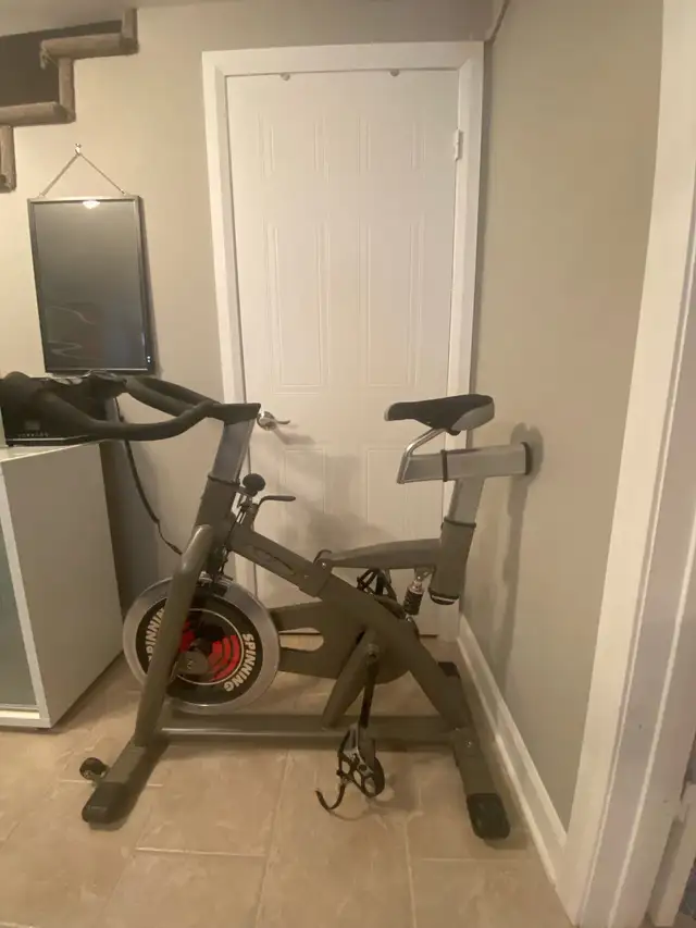 vélo stationnaire  in Exercise Equipment in Longueuil / South Shore - Image 6