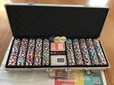 500 Chip Poker Set. Pickup Wasaga Beach.