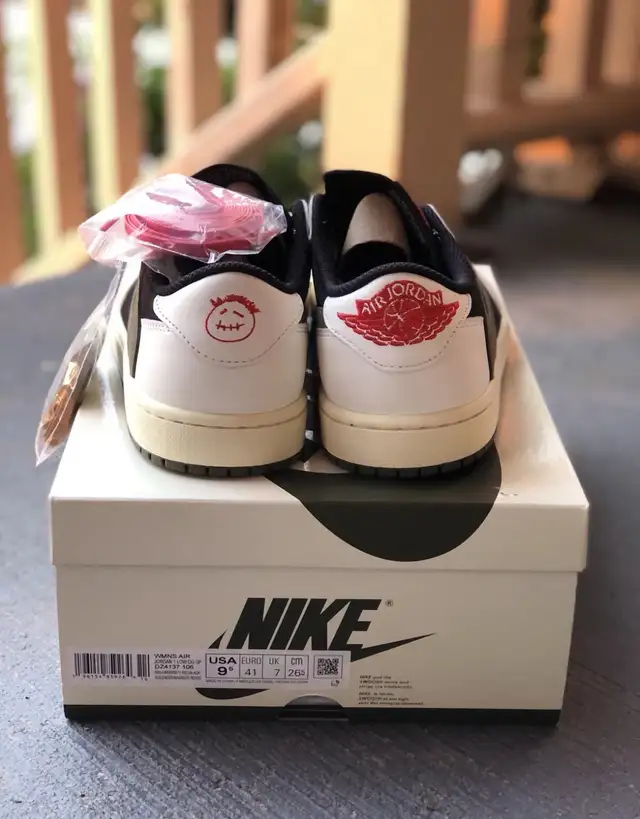 Travis Scott Jordan 1 Low Olive in Men's Shoes in Oakville / Halton Region - Image 3