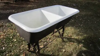 :: double basin design :: porcelain / enamel finish :: floor mount / free standing on steel frame le...