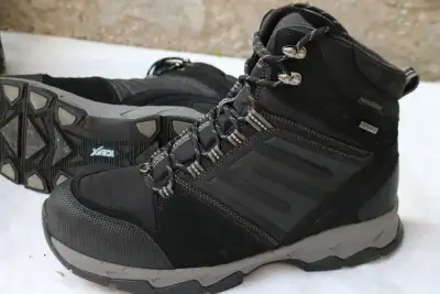 Men’s BOOTS HIKING WIND RIVER size US 12 men’s waterproof Hyper Dry excellent grip, excellent condit...