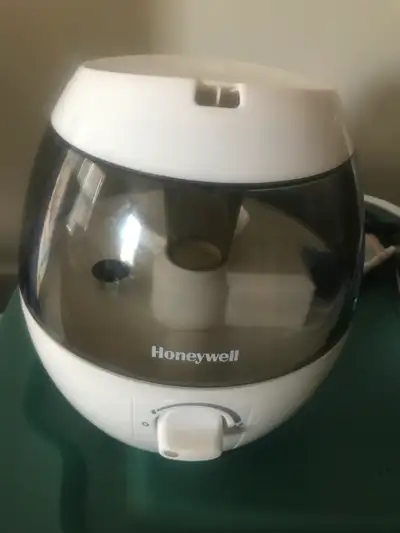 Compact humidifier. White and Grey. Simple dial control. Good for small rooms.