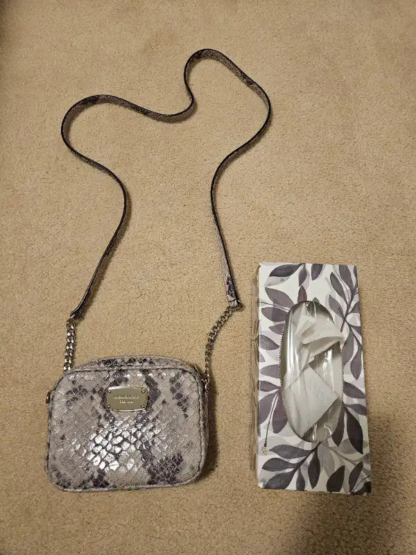 Michael Kors Crossbody Bag Women in Women's - Bags & Wallets in Markham / York Region - Image 2