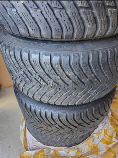 Good condition wheels and snow tires 275 / 40 / 20" Set of 4 Snow tires nokian hakkapeliitta 8 suv B...