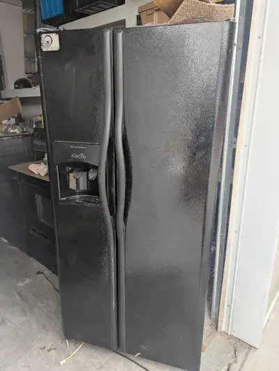 FREE DELIVERY!! Frigidaire Side-by-Side 22.6 cu ft fridge $220 This is a Frigidaire side-by-side ref...