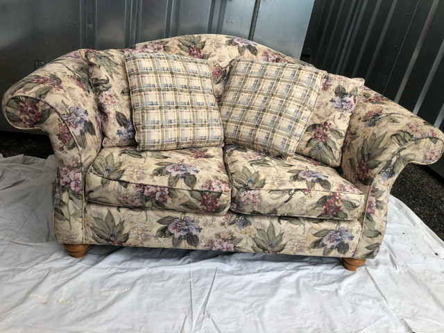 Custom floral print cloth love seat with cushions in Couches & Futons in Kelowna - Image 4