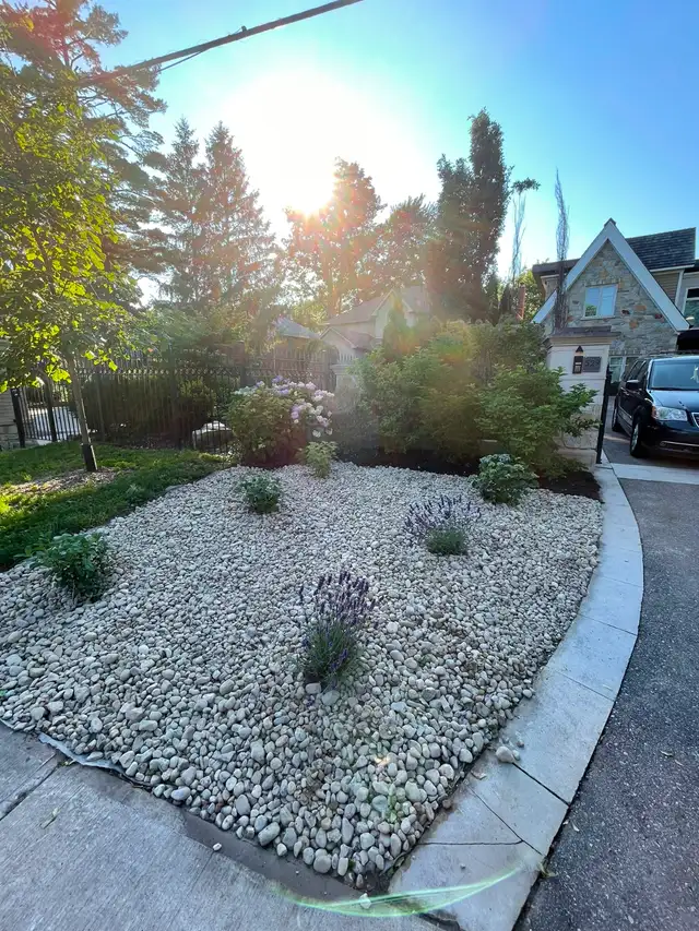 Mulch, Yard Cleanup & Garden Projects | Oakville & Burlington in Lawn, Tree Maintenance & Eavestrough in Oakville / Halton Region - Image 8