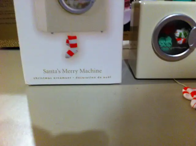 Hallmark - New 2009 Magic "Santa's Merry Machine" Ornament in Arts & Collectibles in Ottawa - Image 4