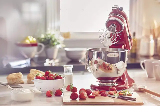 KitchenAid 5-Quart Stand Mixer with 3 Types of Beaters in Processors, Blenders & Juicers in City of Toronto - Image 6