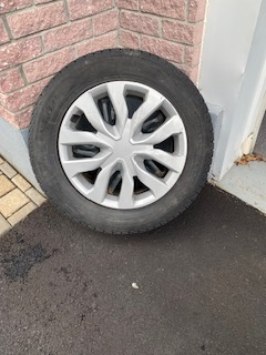 Ces pneus d'hiver 225/65R17 sont en bon état et - Type : Pneus d'hiver - Inclus : Jantes en acier no...
