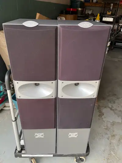 This pair Jamo from Denmark hi end speaker nice sounds working condition