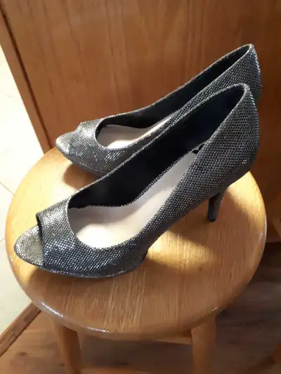 brand new ladies size 10 sparkly shoes..sf pf home..$20