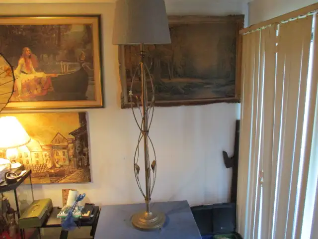 VINTAGE ART DECO STYLE FLOOR LAMP WITH SHADE-BUDDING FLOWERS! in Arts & Collectibles in Laval / North Shore - Image 4