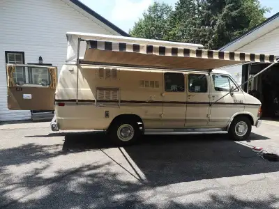 1986 B250 pop up Dodge Ram camper van, carborated 318 with 264K has roof solar panel. Only 10,000k s...