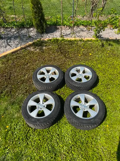 Set of four (4) 18-inch alloy wheels removed from a 2014 Nissan Rogue. • Size: 18″ × ~7″ • Bolt patt...