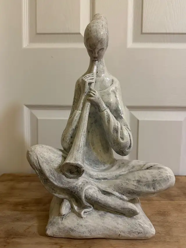 Vintage Leonardo sculpture girl with  horn musical instrument in Arts & Collectibles in City of Montréal - Image 2