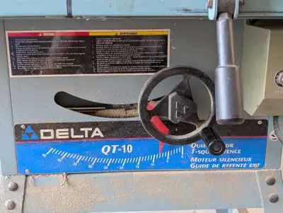 This is a Delta QT-10 table saw, perfect for professional or home woodworking projects. This item is...