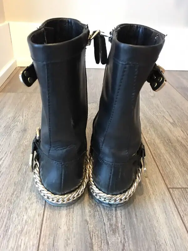 Women Guess Leather Moto Boot, with gold chain in Women's - Shoes in City of Toronto - Image 7