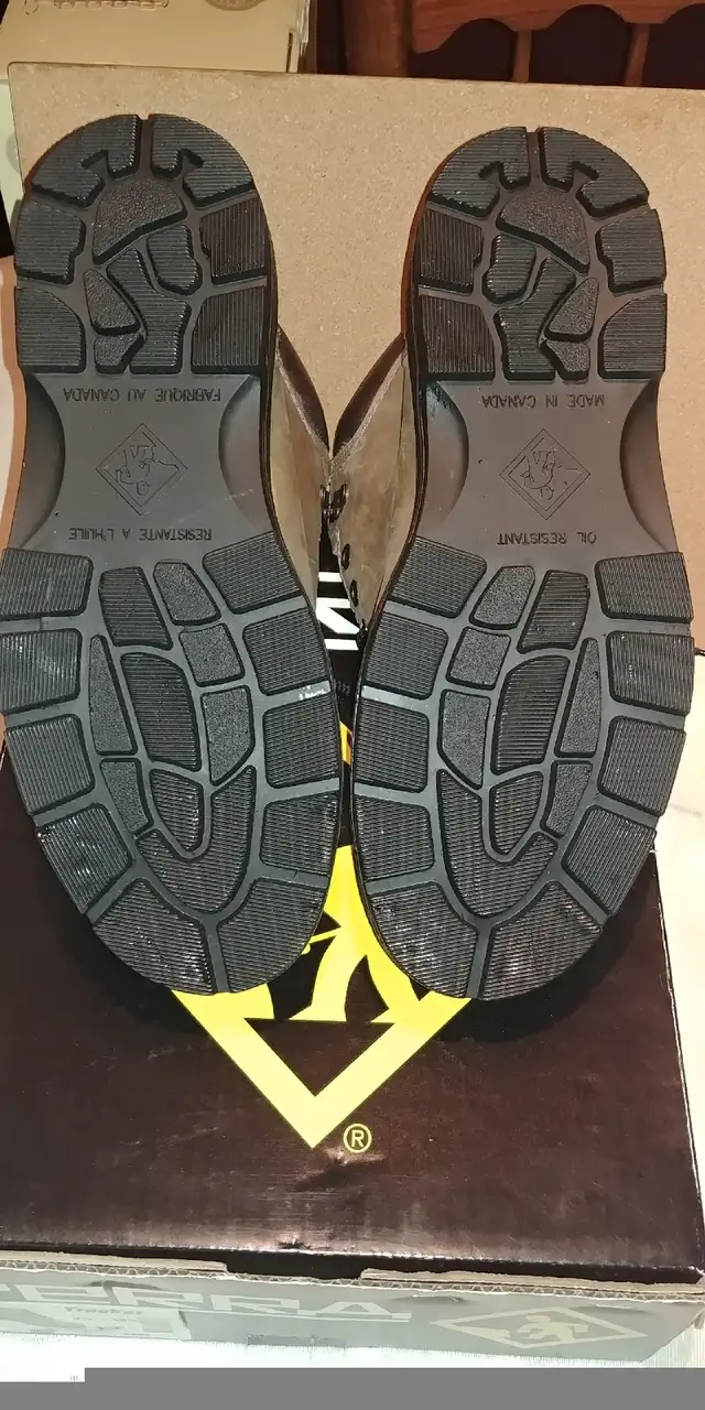Terra safety boot -water resistant leather + Comfort Zone Insole in Men's Shoes in Calgary - Image 7