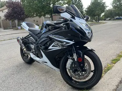 FS 2014 GSXR 600 with 20,8XX km, second owner from about 4000 km. Excellent condition, carbon fiber...