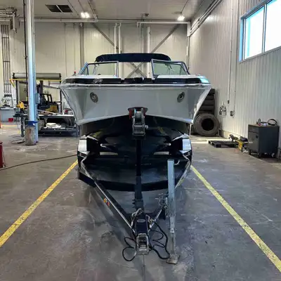 Bateau en très bonne condition 2010 Mercruiser 5.0l Pied Alpha 1 Toit Bimini Toile rapide Espace toi...