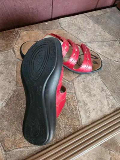 Souliers, sandales et bottes grandeur 5, 5.5 presque neufs, certain porter 1-2 fois et d'autres jama...