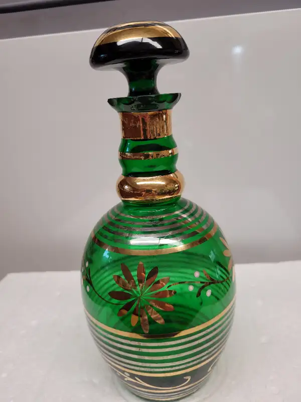 VTG Green & Gold Glass Decanter/Carafe With Stopper in Arts & Collectibles in Dartmouth - Image 3