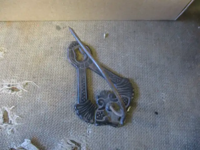 EARLY 1900 VICTORIAN CAST IRON WALLMOUNT BILL RECEIPT HOLDER $10