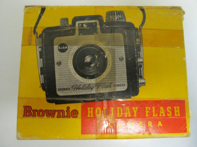 CAMERA - KODAK BROWNIE HOLIDAY FLASH + FLASH – 1950’s in Cameras & Camcorders in City of Halifax - Image 4