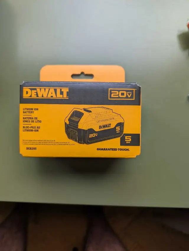 DeWalt Battery in Hardware, Nails & Screws in Mississauga / Peel Region - Image 2