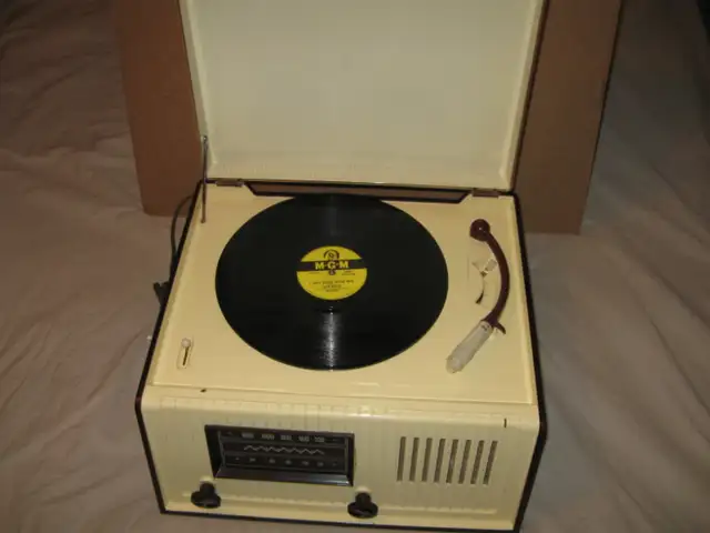 Vintage Radio Record Player in Other in Saskatoon - Image 3