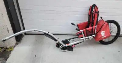 Améliorez vos aventures à vélo en famille avec cette remorque à deux pédales Weehoo iGo, conçue pour...