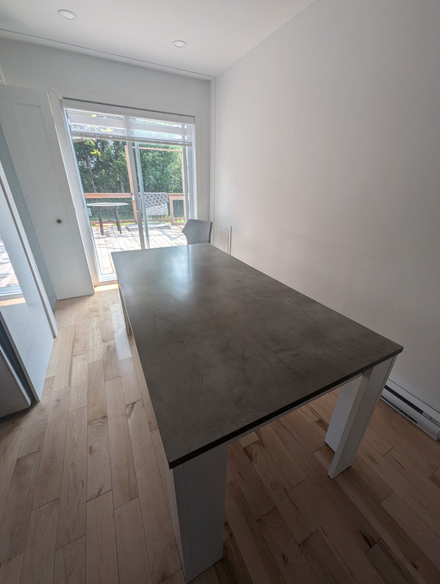 Table à manger - structube dans Mobilier de salle à manger et cuisine  à Ville de Montréal - Image 4
