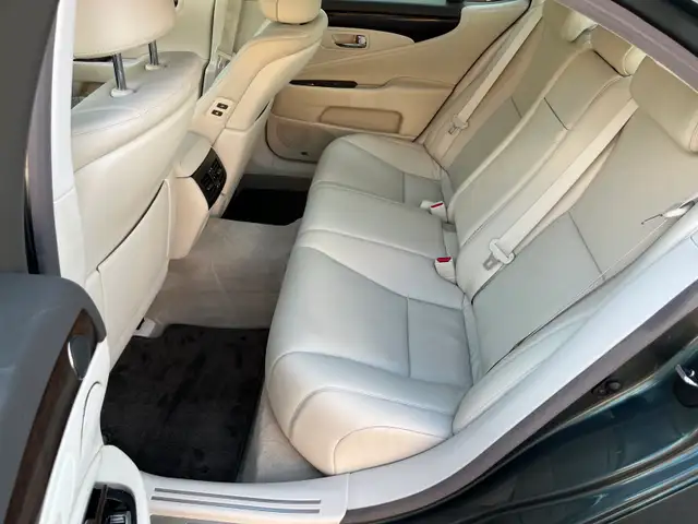 BEAUTIFUL LS 460 V8  LOW KMS!!551585251506923525