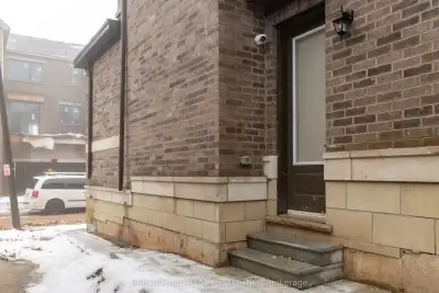 Bright 2‑Bedroom Coach House – North Oakville $2,500 + 35% utilities | Available now Private, spotle...